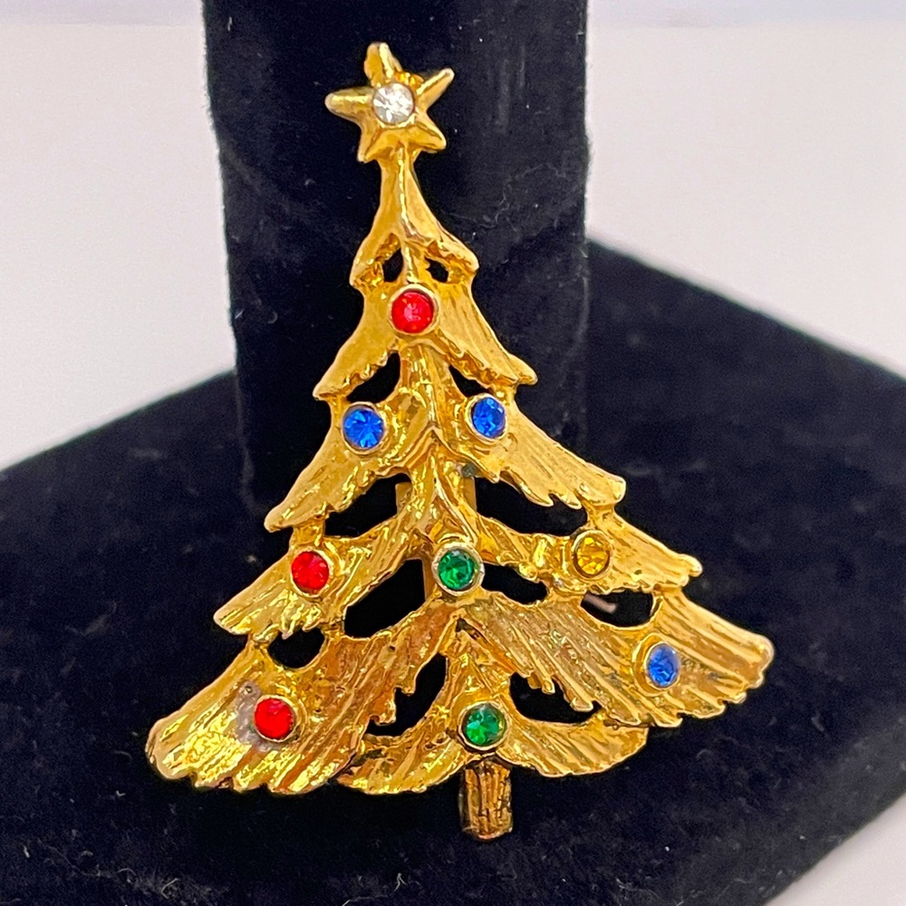 Vintage Heavy Gold Tone Winter Holiday Festive Gift Christmas Tree Pin / Brooch
